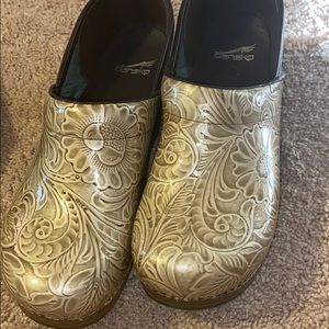 Tan / cream patterned Danskos